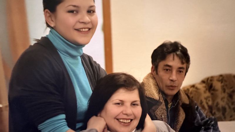 Леніє Умерова з батьками. Фото: Кримська солідарність