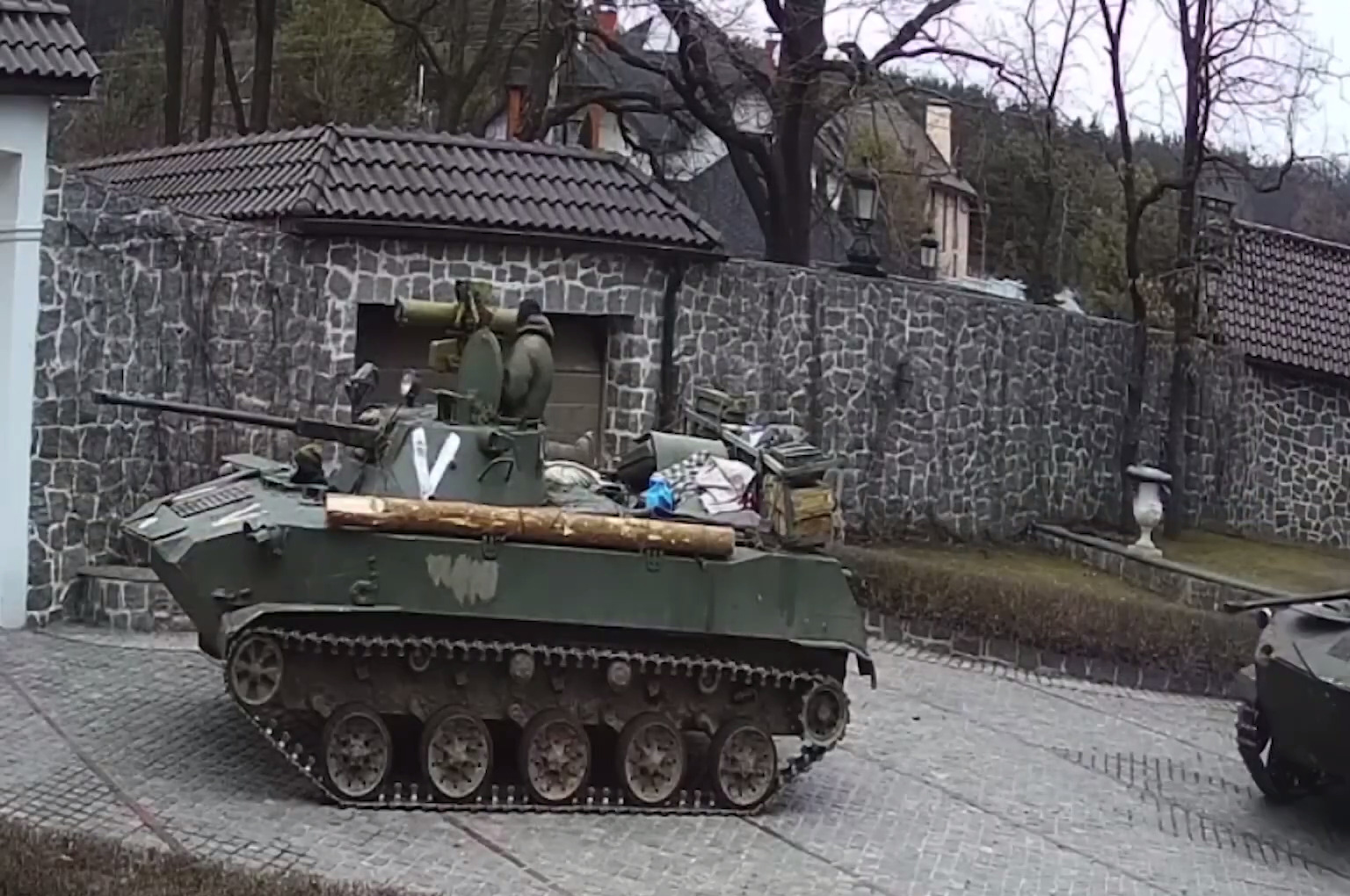 Російські танки на Київщині, джерело фото: скріншот відео Національної поліції України
