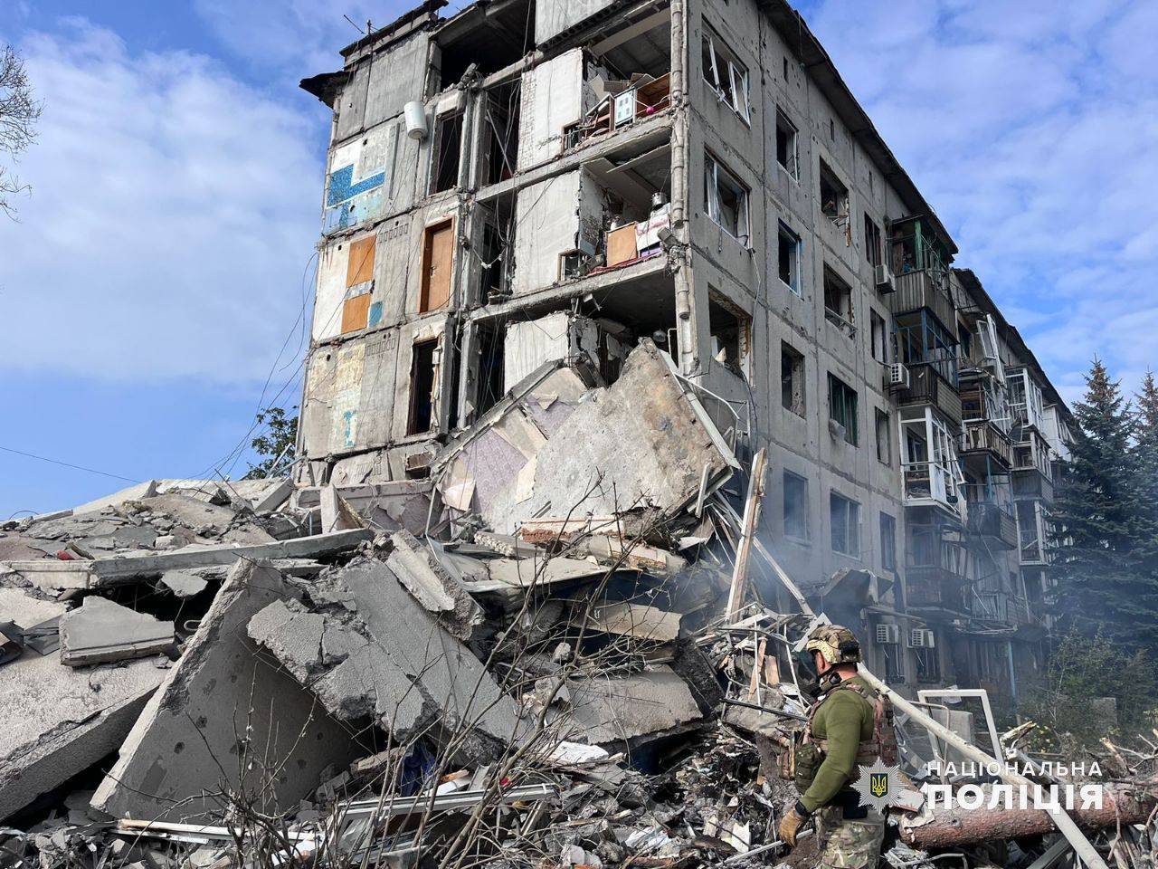 Зруйнована багатоповерхівка в Авдіївці, фото: Національна поліція