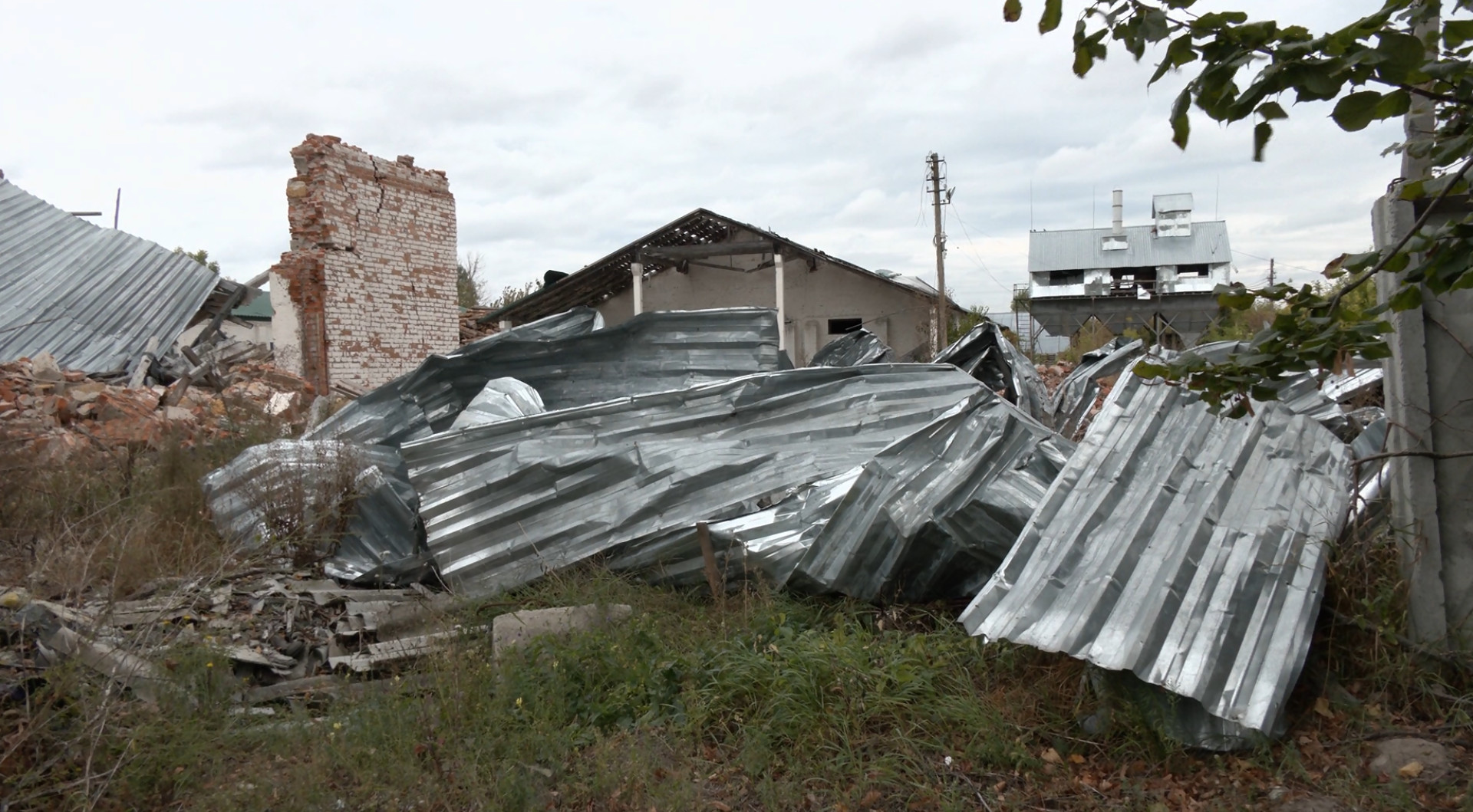 Зруйнований ангар після падіння авіабомби, неподалік від будинку Наталії