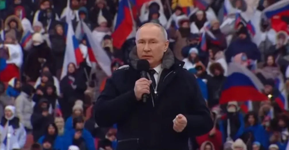22 лютого 2023 року, Москва, стадіон “Лужники”. “Просто зараз триває бій на наших історичних рубежах, за наших людей”, — заявляє Путін. Скриншот з відео.