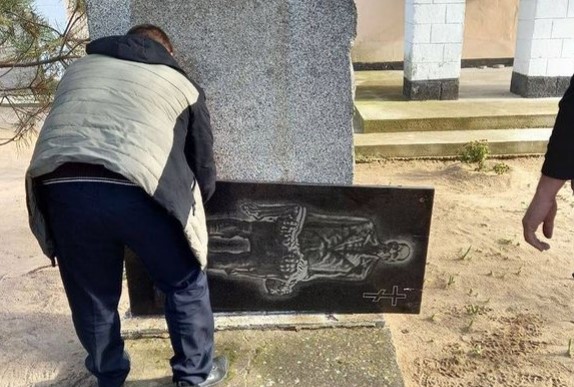 Знищення українських пам’ятників на окупованій Херсонщині. Фото: інстаграм Музею Голодомору