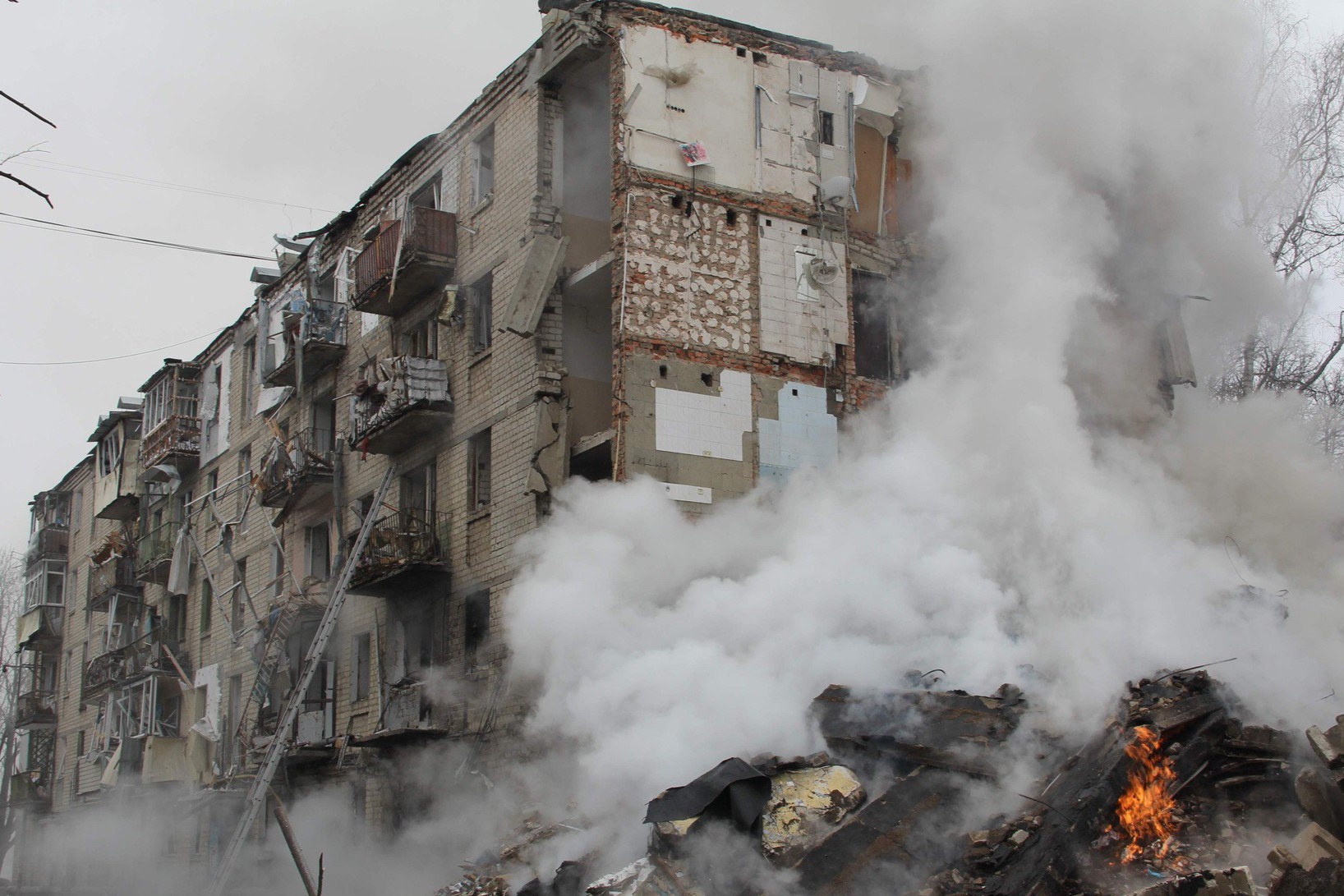 Зруйнований під’їзд багатоповерхівки у Київському районі Харкова, 23 січня 2024 року. Фото: Національна поліція України