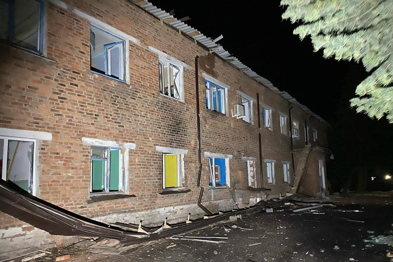 Розбита авіабомбою лікарня в Новому Бурлуку. Фото: телеграм-канал Олега Синєгубова
