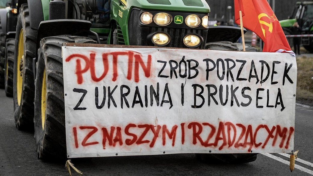 “Путін, розберися з Україною, Брюсселем і нашими правителями” — заклик написаний на плакаті. Фото: Drapiąca Metka.