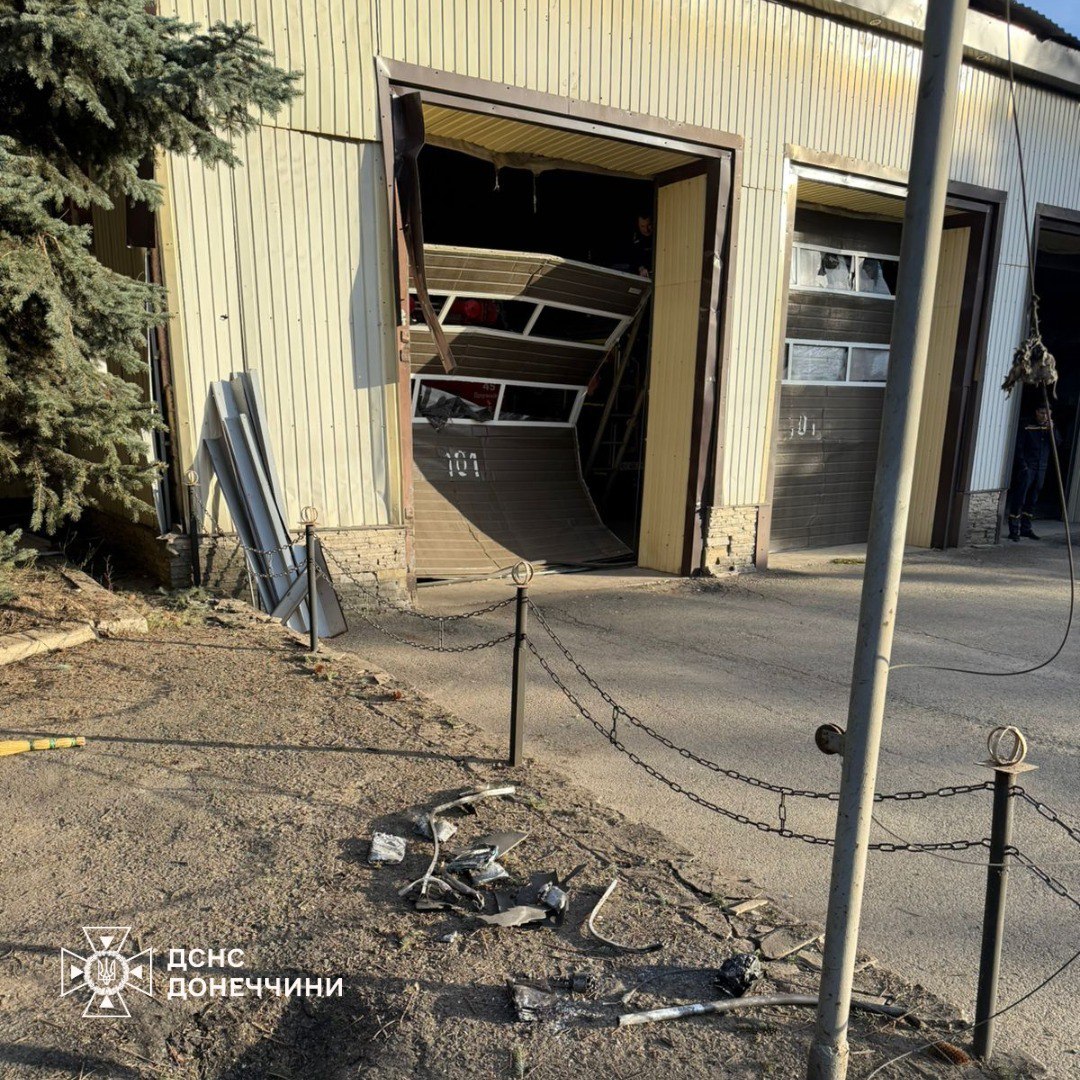 17 вересня Росія також атакувала дроном пожежну частину у Дружківці на Донеччині: вибухова хвиля вибила в’їзні ворота гаража, а уламки посікли фасад.