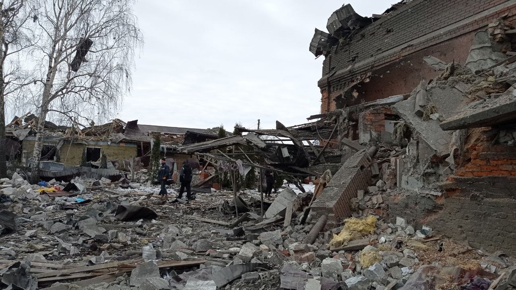 8 березня 2022 року. Люди розбирають завали на вулиці Роменській у Сумах. Увечері 7 березня російські військові скинули бомби на житловий сектор, розташований на вулицях Роменська та Спартака. Фото: “Суспільне Суми”.