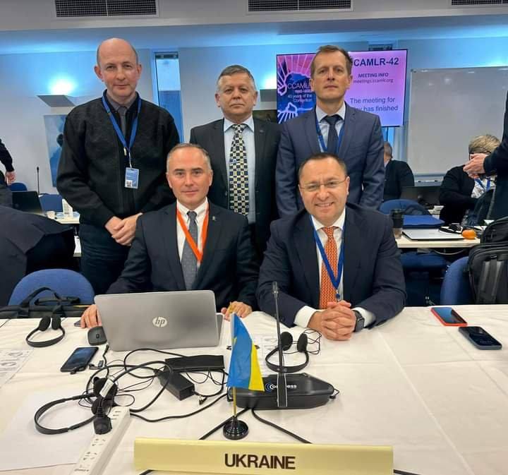 Леонід Пшеничнов і українська делегація на одному з засідань Комісії зі збереження морських живих ресурсів Антарктики. Фото з фейсбук-сторінки Національного антарктичного наукового центру.