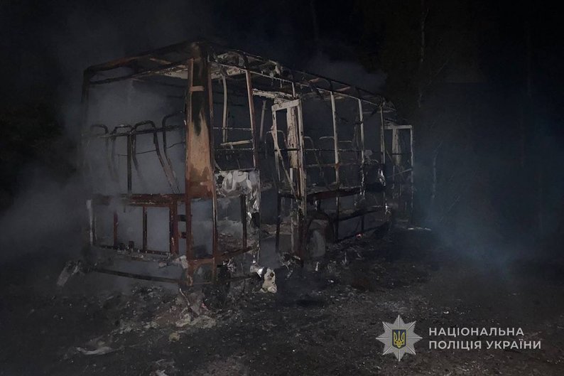 Мікроавтобус після атаки російських військових. Фото: Поліція Сумської області / телеграм.