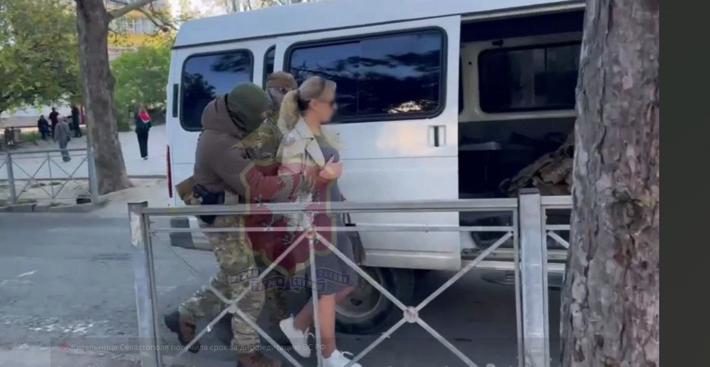 Kateryna Fomenko being seized by occupation enforcement officers Photo posted by notorious collaborator Aleksandr Talipov on his Crimean SMERSH channel