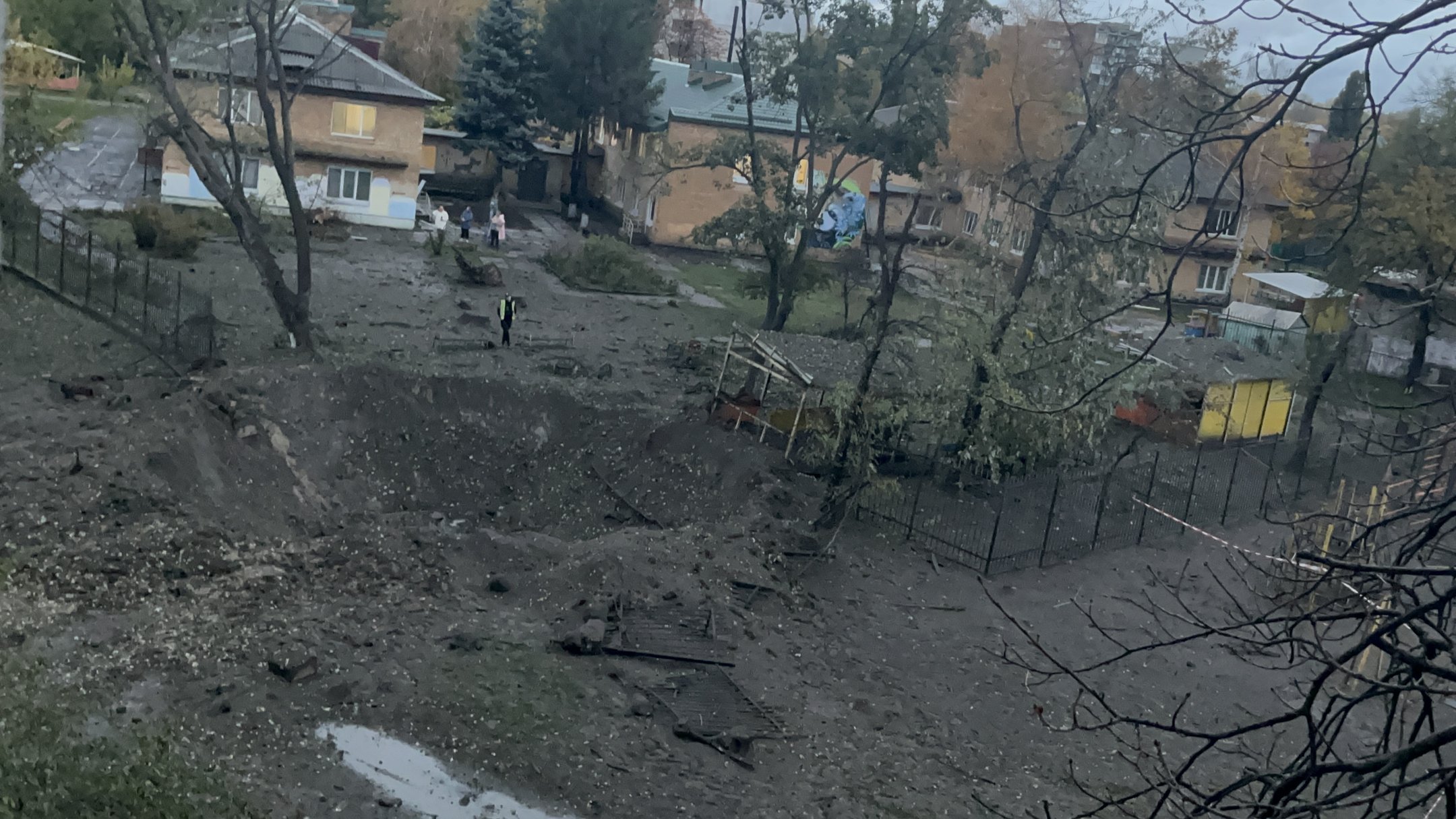 Київ, 25 жовтня 2025 року. Вирва від російської ракети у Дарницькому районі міста. Фото: Мирослава Трофимчук / “Суспільне Новини”.