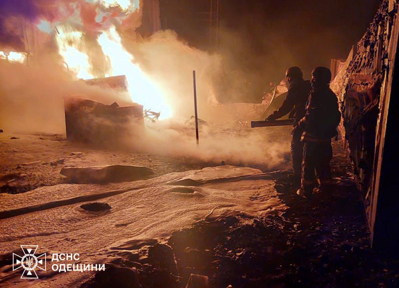 “Внаслідок нічної російської атаки виникла пожежа на обʼєкті енергетичної інфраструктури, пошкоджені обʼєкти транспортної інфраструктури”, — писала Державна служба України з надзвичайних ситуацій 29 жовтня та оприлюднювала фото в офіційному телеграм-каналі.