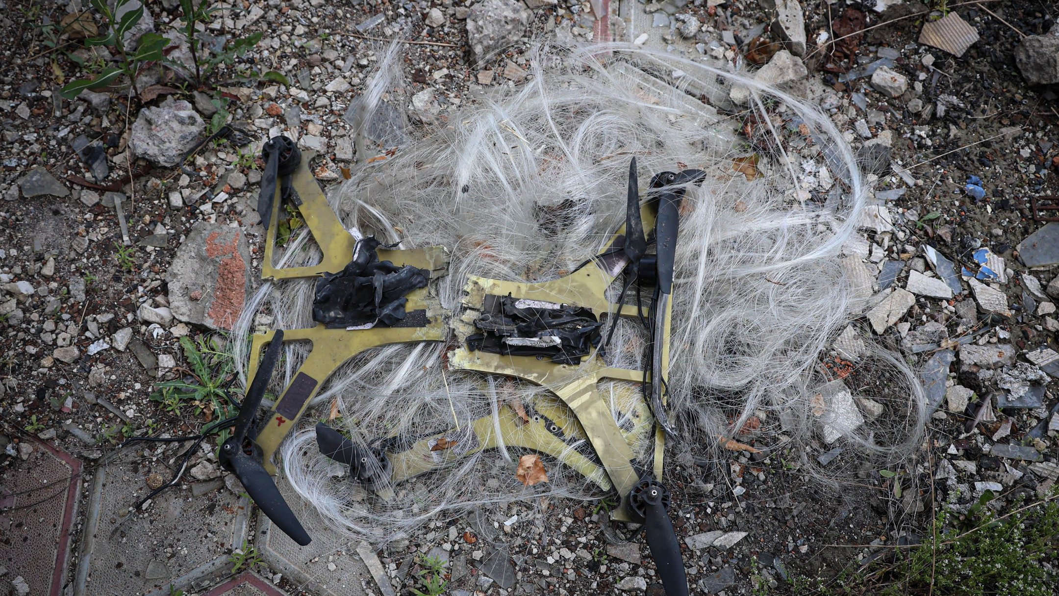 Липень 2025 року, місто Херсон. Залишки російського дрона на оптоволокні, Херсон. Фото: Олександр Корняков / “Суспільне Херсон”.