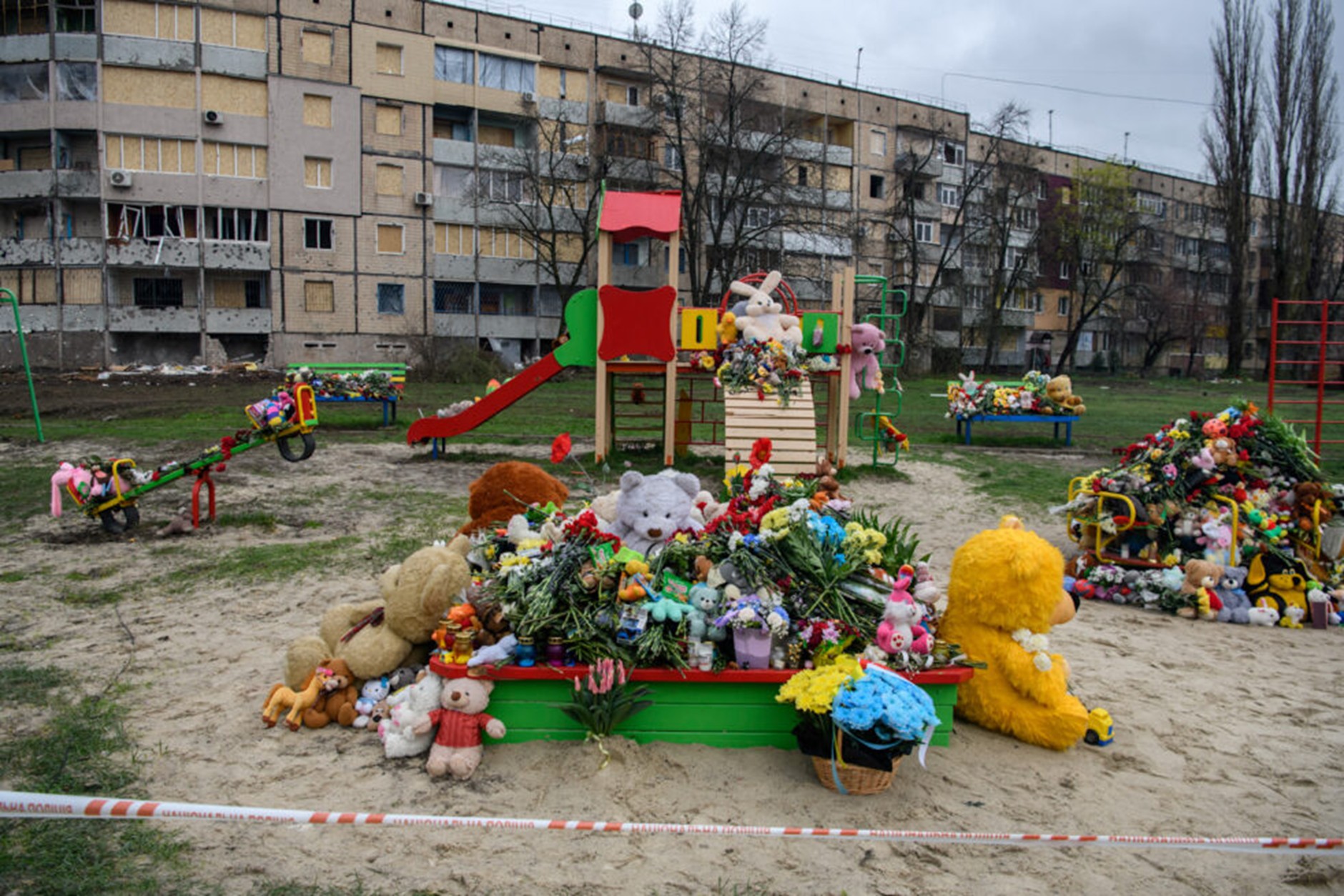 Flowers and soft toys brought to the site of Russia’s airstrike on a Kryvyi Rih children’s playground Photo Vladyslav Musiyenko, Graty
