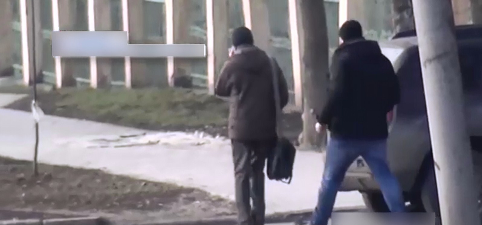 Кадр з оперативної зйомки т.зв. МГБ “ДНР” під час затримання Юрій Шаповалова (він у чорній шапці та з сумкою)