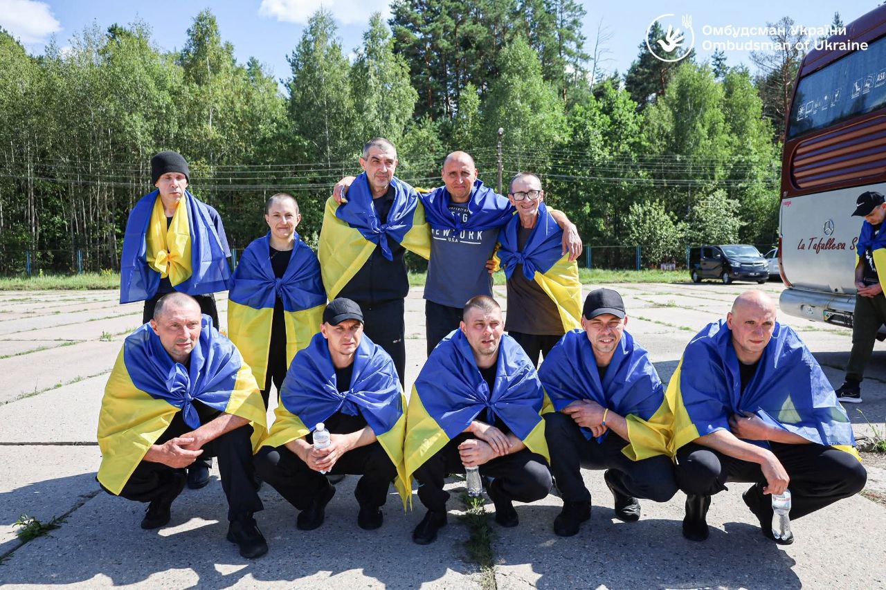 Юрій Шаповалов - крайній праворуч у верхньому ряду