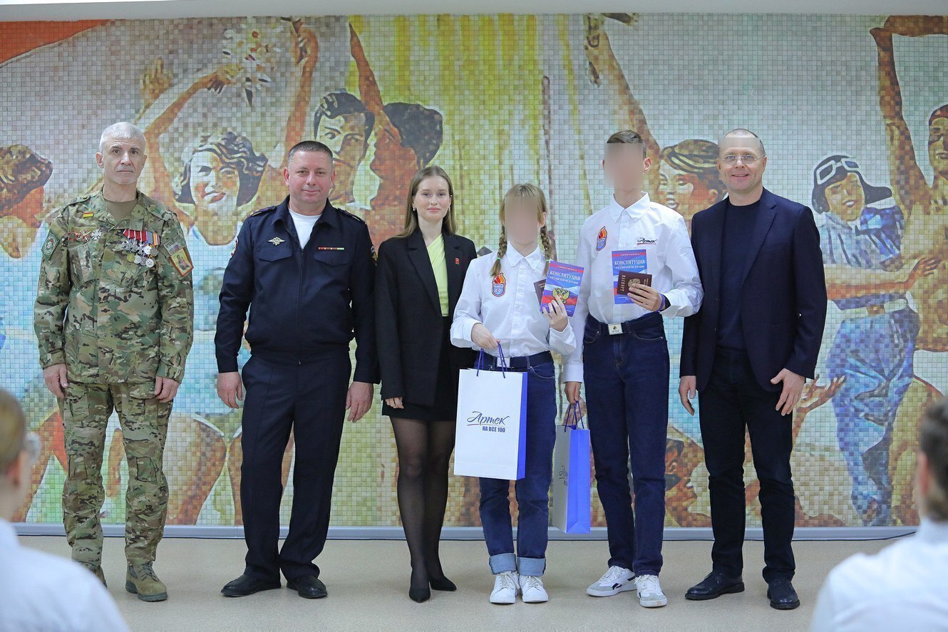 Діти отримують російські паспорти в окупованому таборі “Артек”. Фото з телеграм-каналу “МДЦ Артек”, яке було оприлюднене 16 грудня 2025 року.