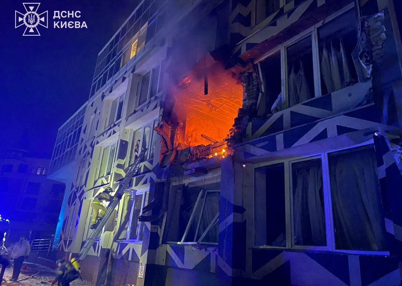 Уночі проти 5 січня 2026 року Росія вчергове атакувала Україну, в тому числі місто Київ. Як повідомляли у ДСНС України, в Оболонському районі столиці було влучання у чотириповерхову будівлю медзакладу, в якому працювало стаціонарне відділення. Через цю атаку російських Збройних сил загинув чоловік, який перебував на лікуванні. Щонайменше четверо людей зазнали поранень.