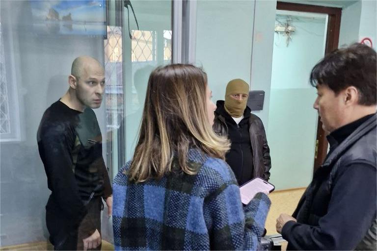 Тужилов спілкується з журналістами © Ірина Скачко