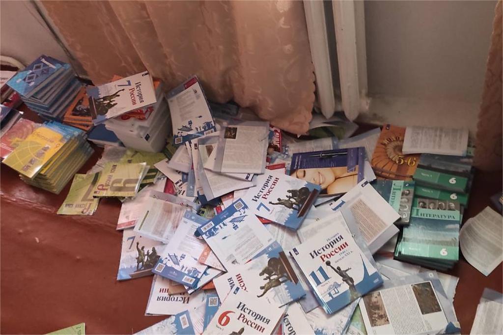 Російські підручники, які залишили по собі окупанти в Лісностінківському ліцеї, фото: Харківська обласна прокуратура