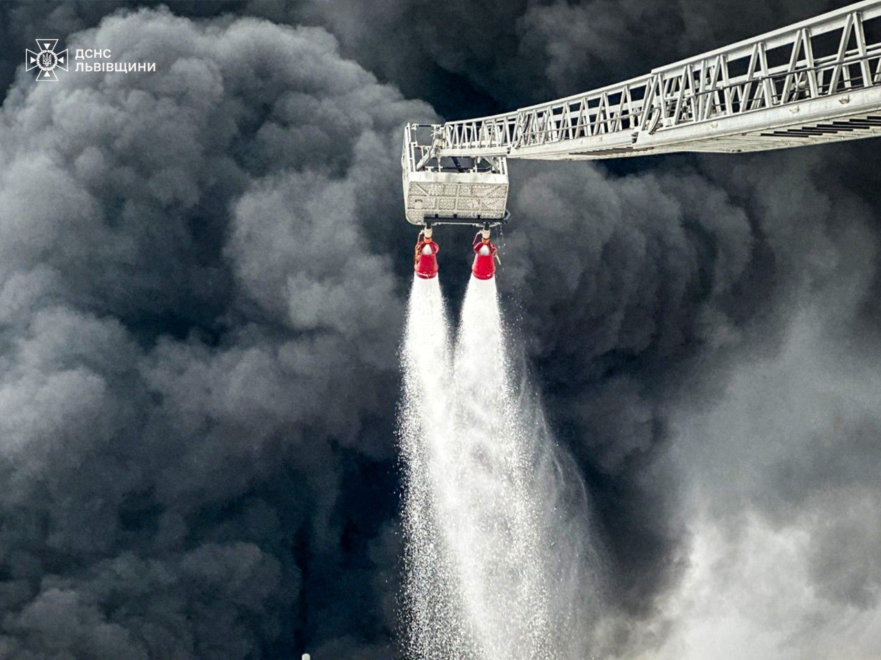 Зранку 27 січня росіяни завдали удару по об’єкту інфраструктури на Львівщині: рятувальники ліквідовують наслідки атаки, написали в ДСНС України та оприлюднили фото.