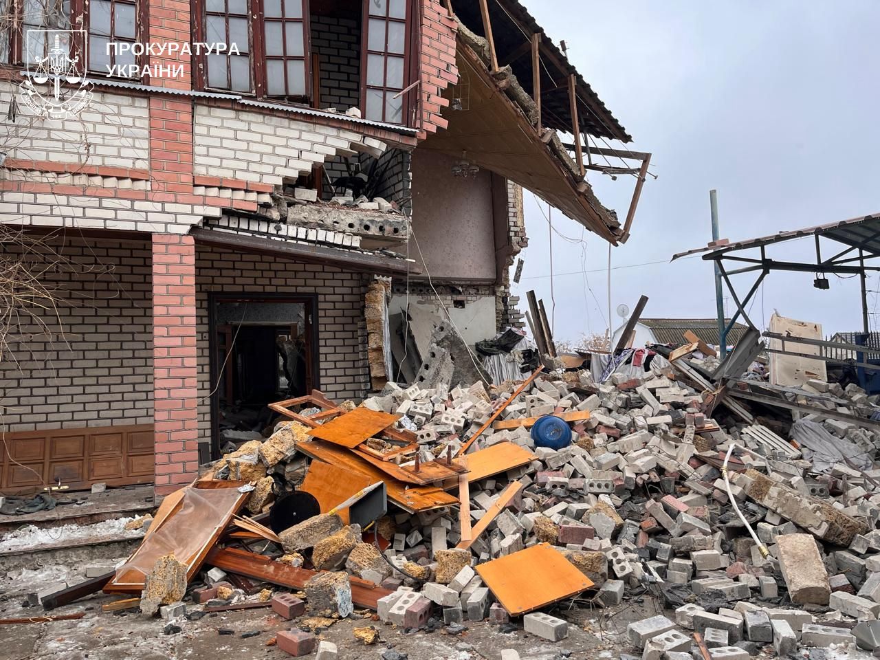 За даними слідства, 27 січня 2026 року близько 04:00 військовослужбовці Збройних сил РФ вдарили реактивною артилерією по Херсону. Унаслідок удару загинула 72-річна жінка, яка перебувала у будинку, повідомляла Херсонська обласна прокуратура.