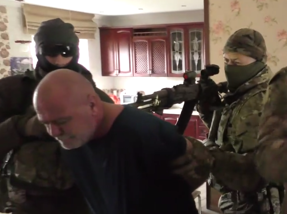 Скриншот з відео про затримання батька Володимира Пержинського