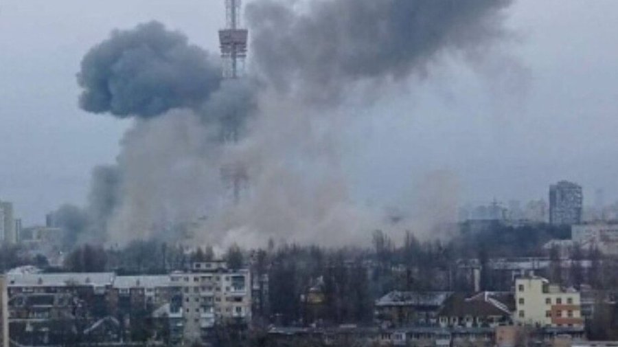 1 березня 2022 року. Росія завдала удару по Київській телевежі. Фото з телеграм-каналу Київської міської прокуратури.