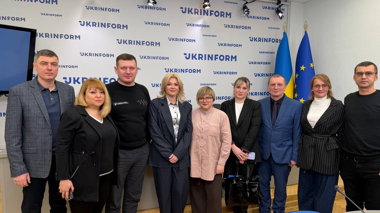 Учасники круглого столу ‘Життя під загрозою: що робити з колоніями в зоні бойових дій?’