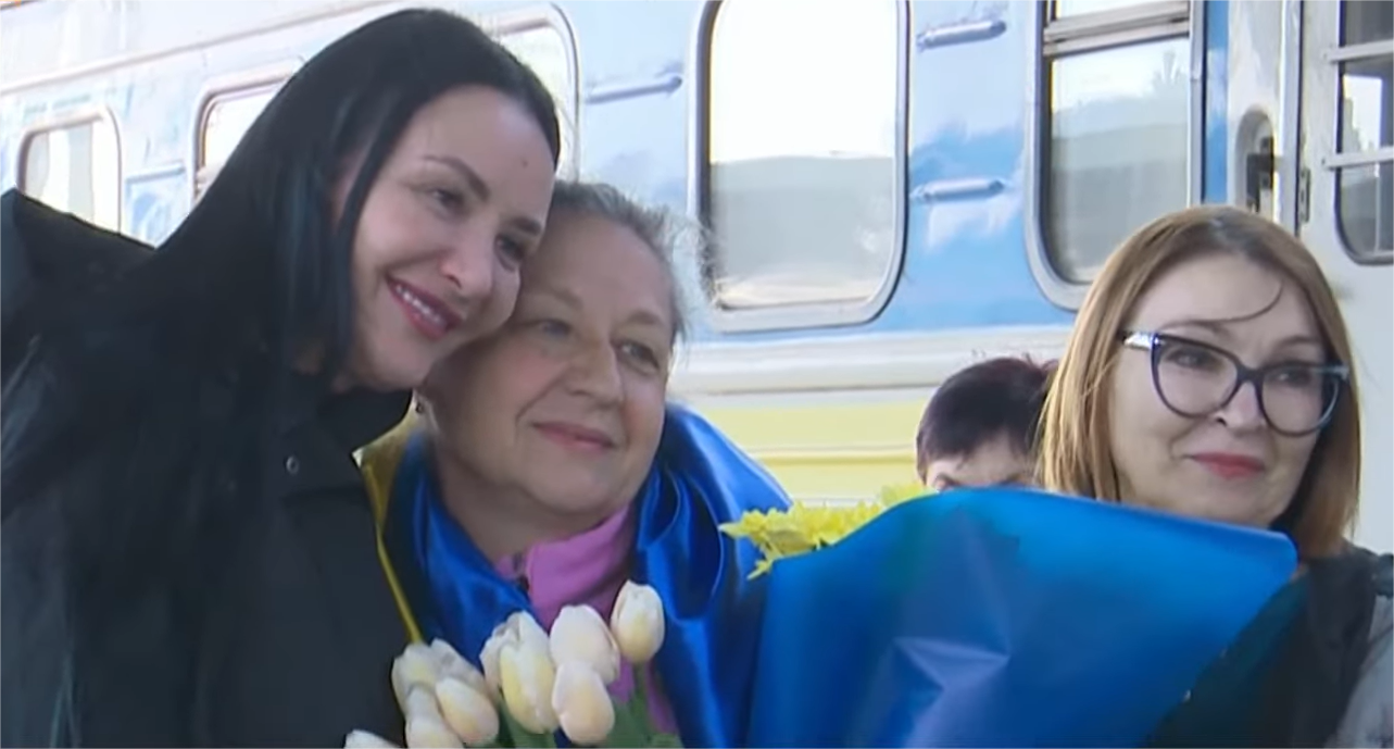 Наталію Шило зустрічають на вокзалі в Києві Людмила Гусейнова та Юлія Дворніченко, скриншот з відео телеканала Ми — Україна