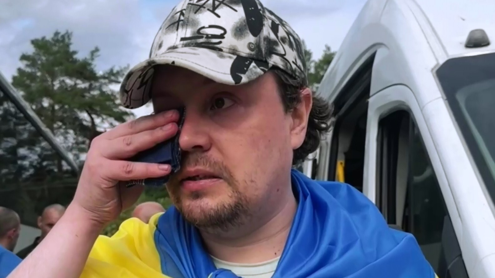 Під час обміну Костянтин Давиденко не стримував сліз