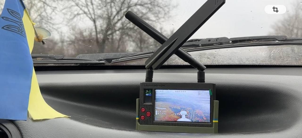 Детектор дронів, що був в автівці знімальної групи “Суспільне Дніпро”, перехопив відео з ворожого дрона. Скриншот з відео: “Суспільне Дніпро”.
