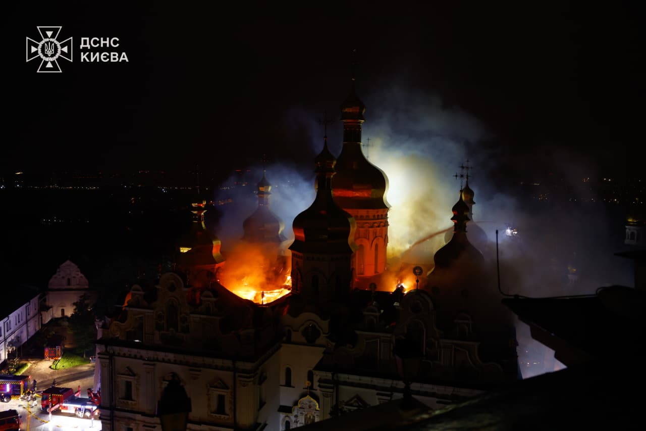 У ніч проти 15 червня терористична Росія вчергове завдала масованої атаки й вдарила по Києво-Печерській лаврі. Фото з телеграм-каналу ДСНС України.