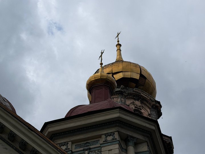 Понівечений через удар РФ купол Будинку органної та камерної музики. Фото: “Суспільне Дніпро”.