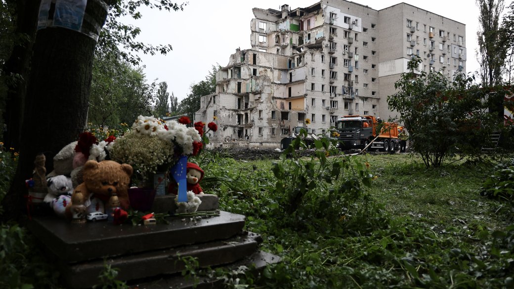 : 3 липня 2026 року. Містяни приносять квіти та іграшки до будинку у Дарницькому районі, який 2 липня зруйнувала російська ракета. Фото Іван Антипенко / “Суспільне Новини”.